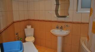 Гостевой дом Zelenyi Mys U Ludmily Алупка Трехместный номер с основными удобствами и общей ванной комнатой-3